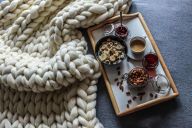 Jak přežít zimu a milovat ji: Umění útulnosti podle severského „Hygge“ Jak přežít zimu a milovat ji: Umění útulnosti podle severského „Hygge“: S příchodem listopadu a prosince se dny neúprosně…