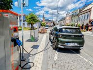 Revoluční nabíjení elektromobilů ve městech a na sídlištích, skryté ve světle pouličních lamp Revoluční nabíjení elektromobilů ve městech a na sídlištích, skryté ve světle pouličních lamp: Říká se, že pod svícnem bývá největší tma. Toto…