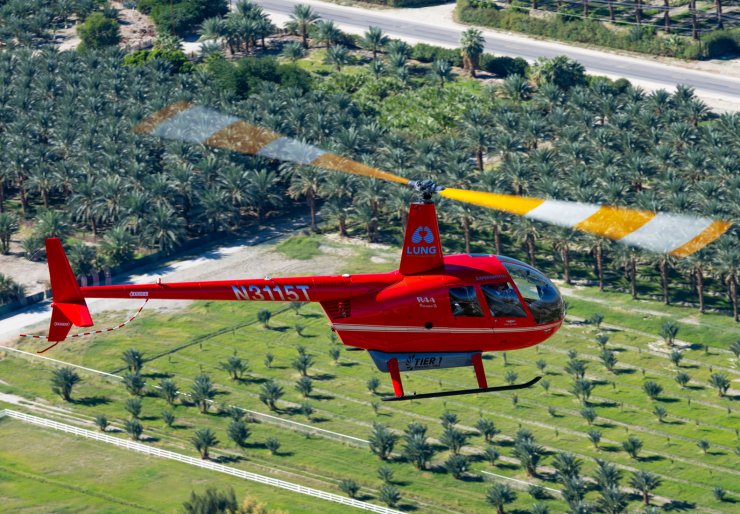 zobrazit detail snímku: Elektrický vrtulník e-R44 nad Palm Springs.