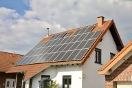 Cesta k vlastní fotovoltaice: Na co se připravit? Cesta k vlastní fotovoltaice: Na co se připravit?: To, že fotovoltaika přináší úspory i větší…