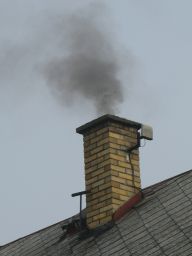 Vytápění uhlím či dřevem, aneb ne vždy to nejlevnější vyjde opravdu nejlevněji Vytápění uhlím či dřevem, aneb ne vždy to nejlevnější vyjde opravdu nejlevněji: Začíná topná sezona a z řady domácích komínů vychází…