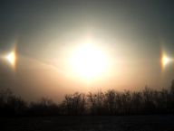 Halové jevy v atmosféře Halové jevy v atmosféře: V souvislosti s výskytem některých oblaků můžeme v…