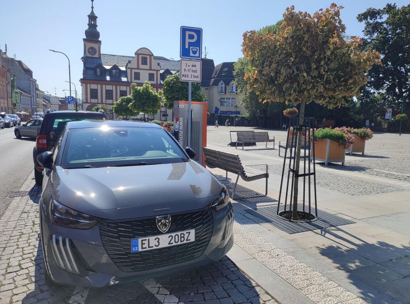 Doplnit benzín nebo naftu na náměstí? Těžko... - klikněte pro zobrazení detailu