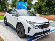 Test elektromobilu Peugeot e-3008: Dá se elektromobilem pohodlně dojet až k moři? Test elektromobilu Peugeot e-3008: Dá se elektromobilem pohodlně dojet až k moři?: Prázdniny a dovolené jsou časem, kdy se Češi často…