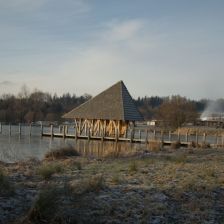 Rybník Vejsplachy, v pozadí zasněžovaný známý běžecký areál