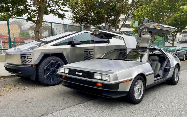 zobrazit detail snímku: Tesla Cybertruck a DeLorean DMC-12.