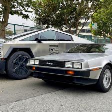 Tesla Cybertruck a DeLorean DMC-12.