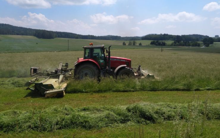 zobrazit detail snímku: Traktor při seči